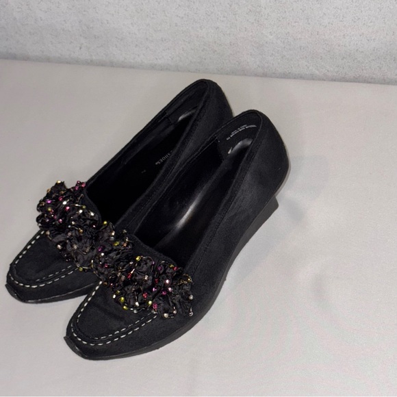 Chic Black Loafers with Beaded Accents size 7.5 women’s - Picture 1 of 4